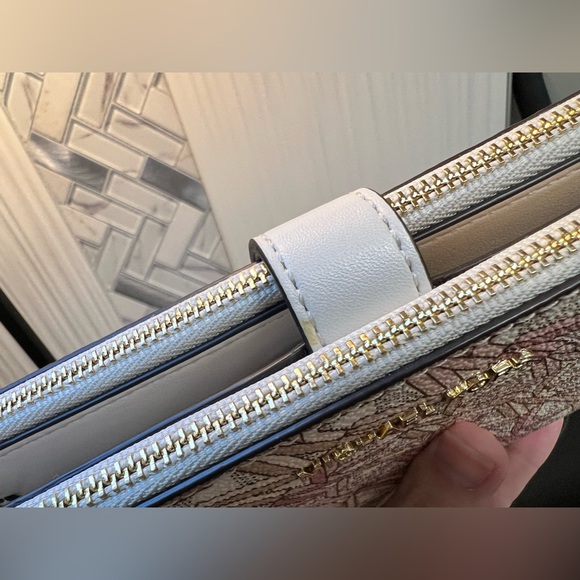 Michael Kors Adele Logo Smart Wallet and Hearts Butterfly Bag Charm - Picture 5 of 16